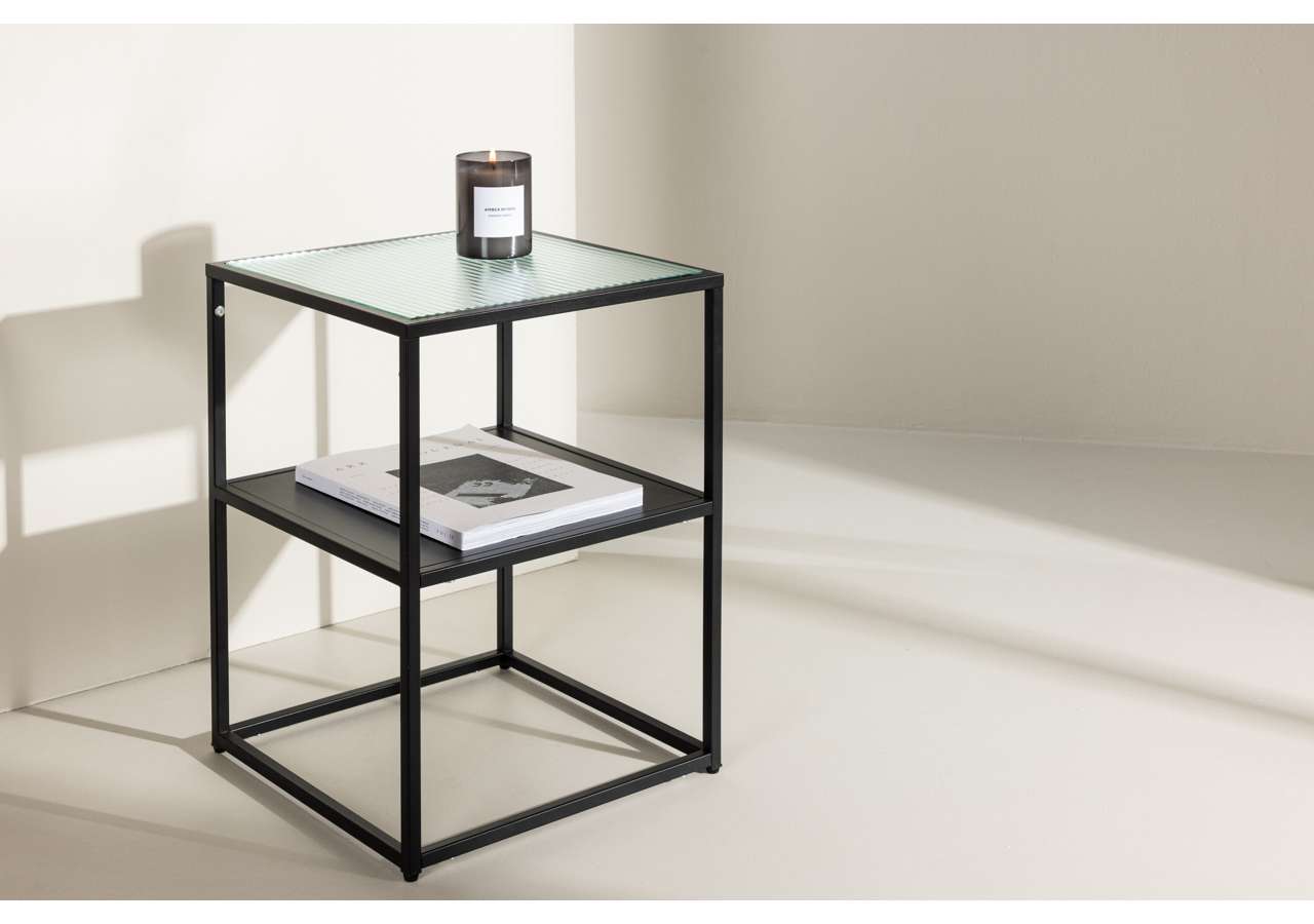 Modern sängbord i svart metall och glas med minimalistisk design för sovrum.