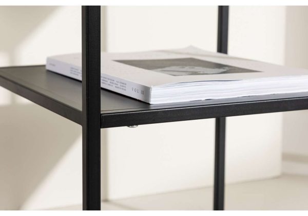 Modern svart metallbokhylla med magasin.