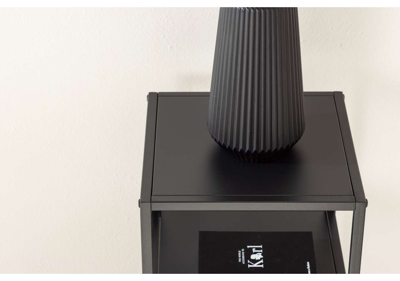 Modern svart sidobord med vacker svart vas, designad för stilren inredning och hög kvalitet.