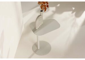 Elegant vit sängram av trä, perfekt för moderna sovrum hos Sängfabriken.