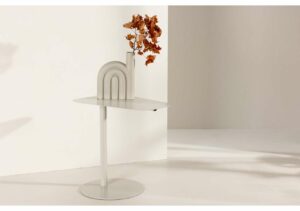 Modern vit sidobord med unik vas i vitt, perfekt för sovrum eller vardagsrum.