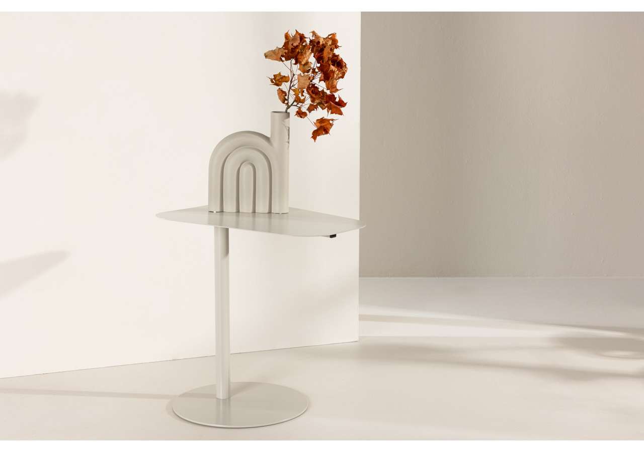 Modern vit sidobord med unik vas i vitt, perfekt för sovrum eller vardagsrum.