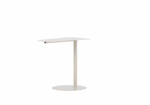 Elegant vit höj- och sänkbart skrivbord för hemmakontoret.