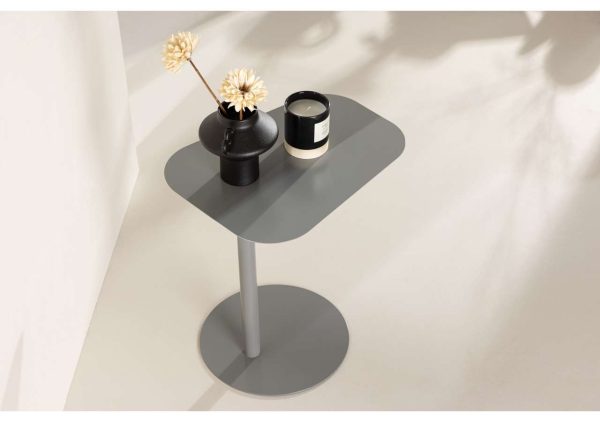 Modern sidobord i mjuka grå nyanser med dekorativa vaser och ljuslyktor.