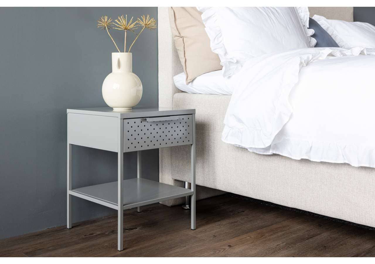 Elegant sängfabrik nattbord i minimalistisk design med förvaringsutrymme.