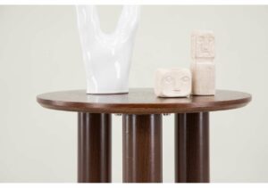 Moderna heminredningsdetaljer med stilren design och unika konstverk för sovrum och vardagsrum.