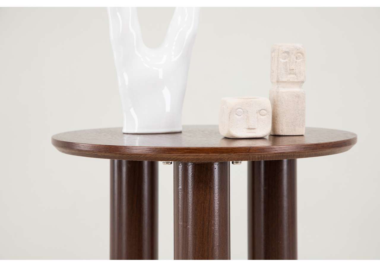 Moderna heminredningsdetaljer med stilren design och unika konstverk för sovrum och vardagsrum.