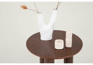 Elegant väggvas i keramik med dekorativa vaser för modern inredning.