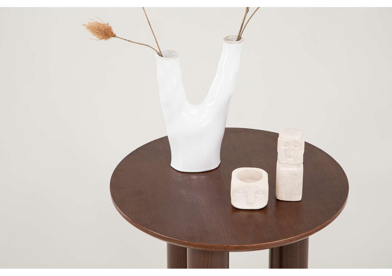 Elegant väggvas i keramik med dekorativa vaser för modern inredning.