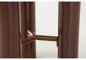 Hörn av trämöbel med detaljerade fogar och metallskruvar, handgjord och av hög kvalitet.