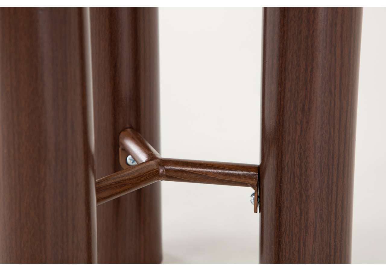 Hörn av trämöbel med detaljerade fogar och metallskruvar, handgjord och av hög kvalitet.