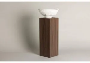 Unik skulptur av trä och sten, handgjord, modern design, perfekt som konstnärligt inslag i hemmet.