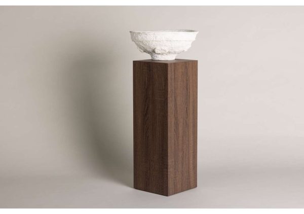 Unik skulptur av trä och sten, handgjord, modern design, perfekt som konstnärligt inslag i hemmet.