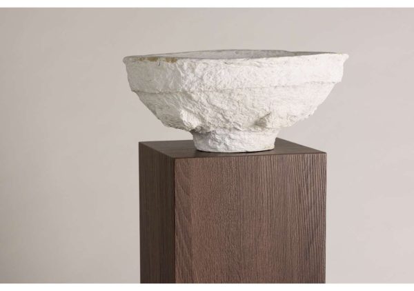 Antik vitrinskål i sten för elegant hemdekor.