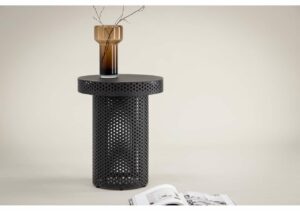 Modern svart metallkonsol med perforerad design för hem och kontor, från Sängfabriken.