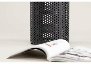 Snygg svarta träring med perforerat mönster för moderna inredningar.