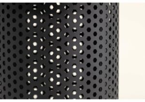 Hörnformad metallperforerad förvaringsbehållare i svart, modern design.