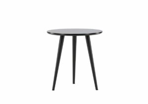 Stilrent svart soffbord med minimalistisk design och tre ben. Perfekt för moderna vardagsrum och sovrum.