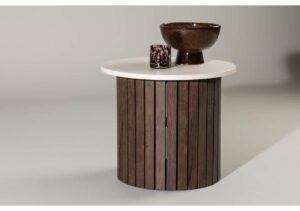 Elegant sidobord i trä och vitt bordsskiva med dekorativa vaser, perfekt för moderna hem.