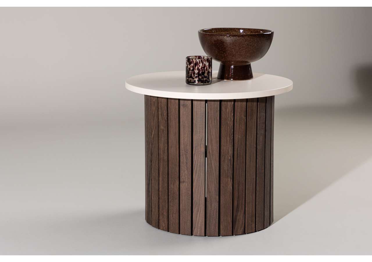 Elegant sidobord i trä och vitt bordsskiva med dekorativa vaser, perfekt för moderna hem.