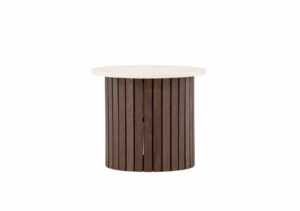 Naturligt trädgårdsbord i teakträ, perfekt för terrass eller uterum.