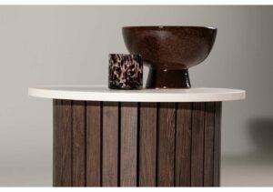 Elegant trämöbel med vita och mörka dekorativa skålar från Sängfabriken.