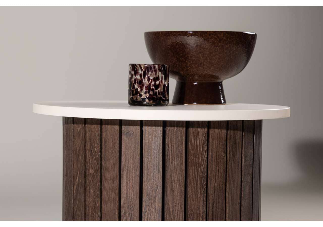 Elegant trämöbel med vita och mörka dekorativa skålar från Sängfabriken.