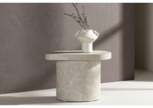 Elegant marmorbord med vas och fågelkvist i stilrent hem inredning.