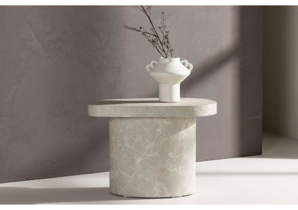 Elegant marmorbord med vas och fågelkvist i stilrent hem inredning.