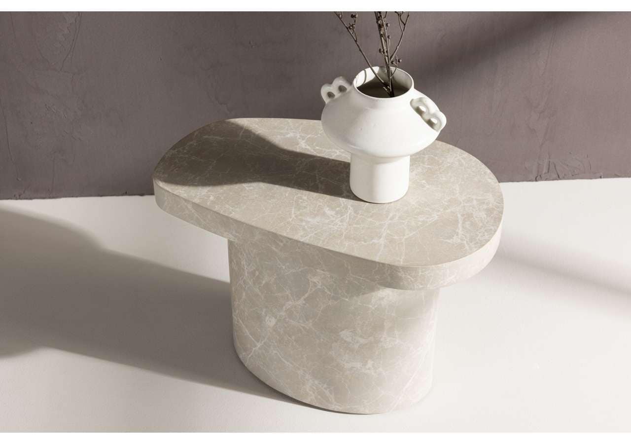 Sängfabriken modern nattduksbord i marmor med vas och vasslägningsdetaljer.