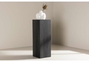 Elegant vit vas med konstnärligt blad på svart trälav. Perfekt som inredningsdetalj eller present.