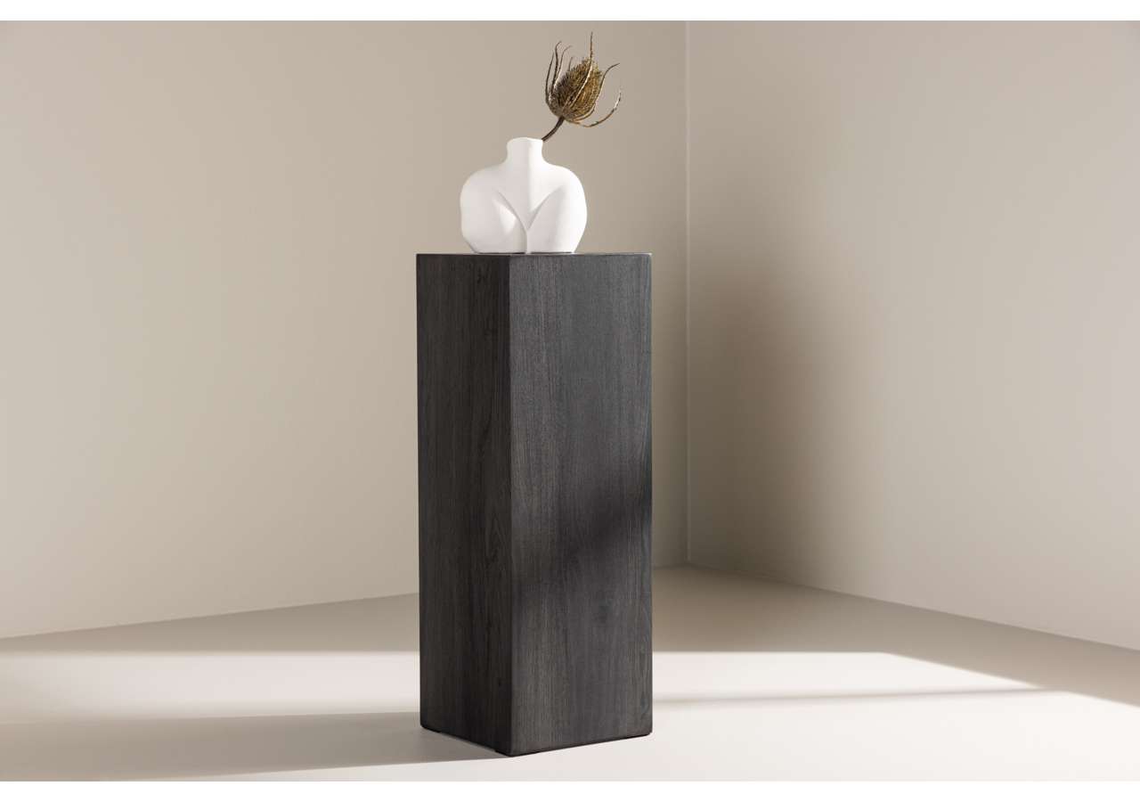 Elegant vit vas med konstnärligt blad på svart trälav. Perfekt som inredningsdetalj eller present.