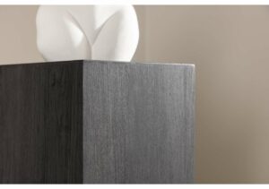 Elegant vit skulptur på mörk träfotpall för modern inredning.