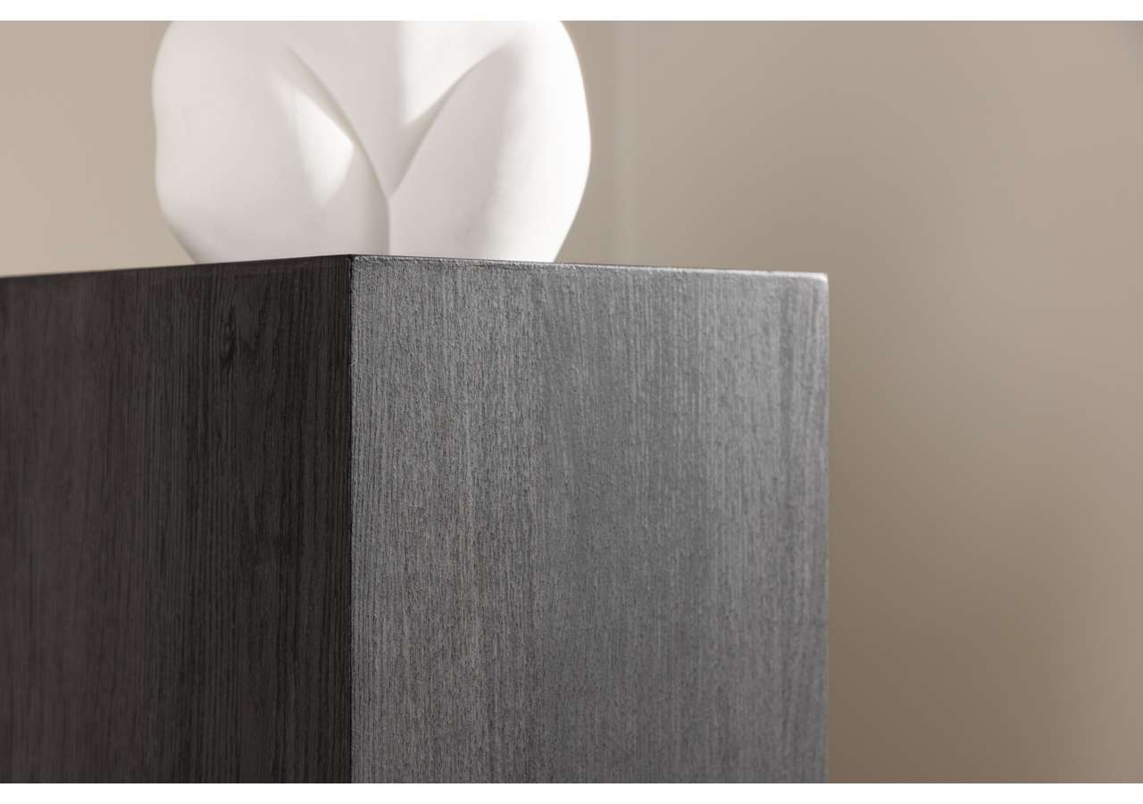 Elegant vit skulptur på mörk träfotpall för modern inredning.