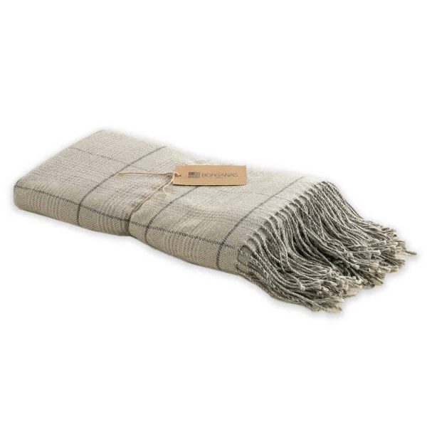Ljus grått ullfilt med rutmönster och fransar, perfekt för säng och hem.