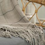 Mysig ullfilt och Wickerstolar i naturmaterial för ett mysigt hem.