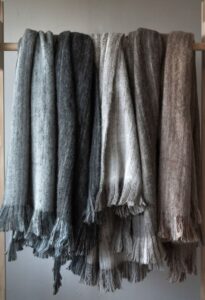 Mössa i ull i grå och beige nyanser, mjuk och varm för vinterbruk.