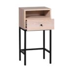 1. Sängfabrikens sovrumsmöbel i ljust trä med svart metallben.