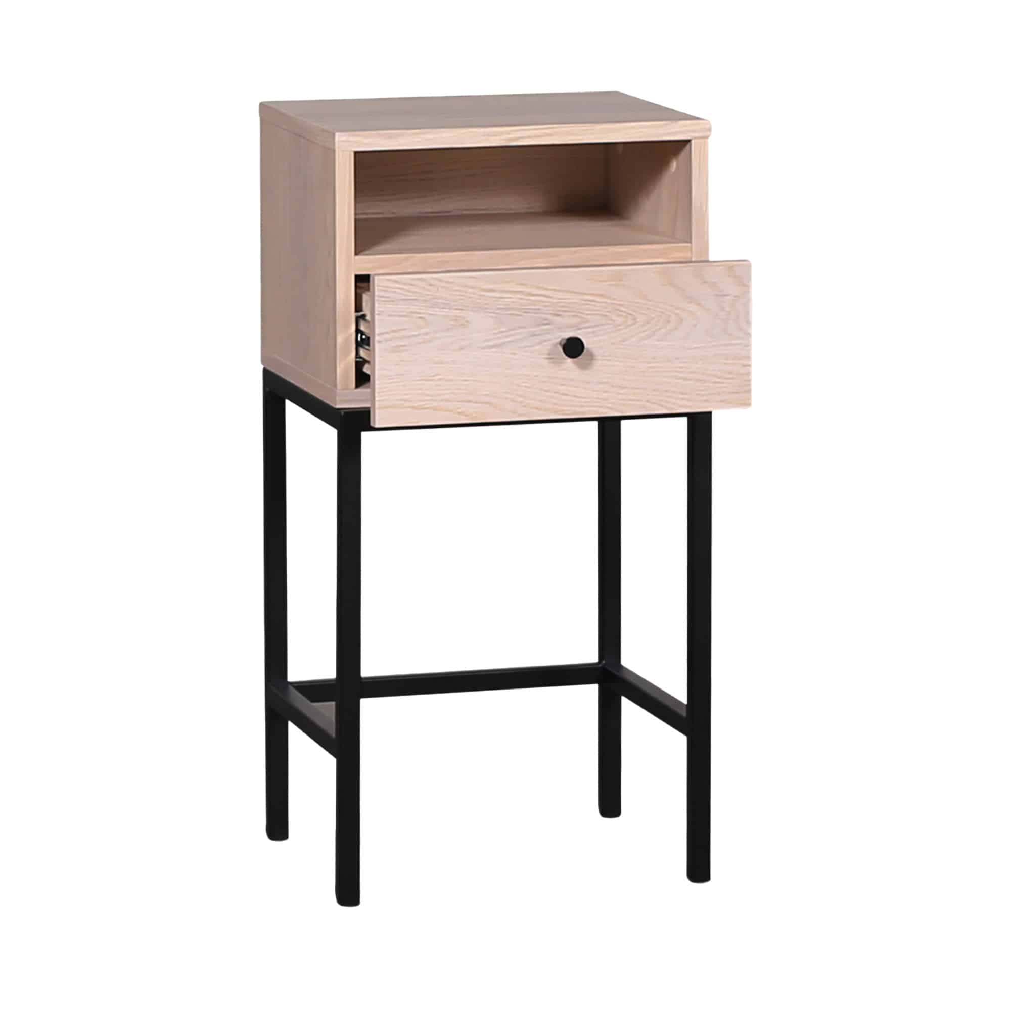 1. Sängfabrikens sovrumsmöbel i ljust trä med svart metallben.