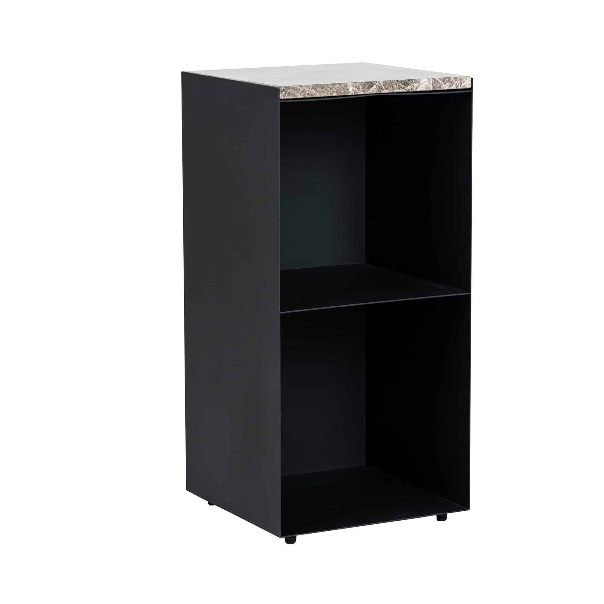 Stilren svart sänggavel med marmordetalj – perfekt för ett modernt sovrum.