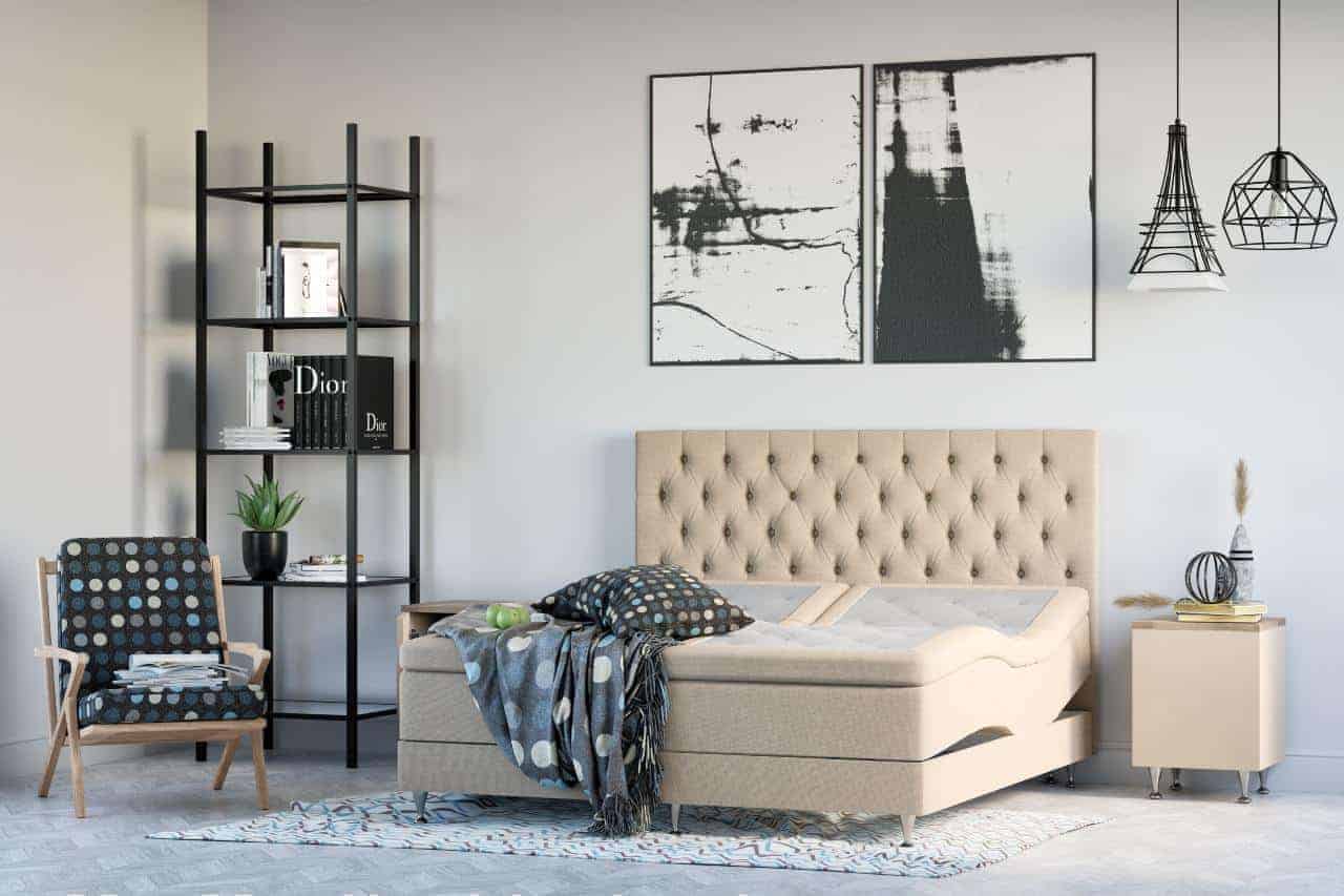 Modern säng och inredning i sovrum med svart, beige och vitt tema, stilren design och trivsam atmosfär.