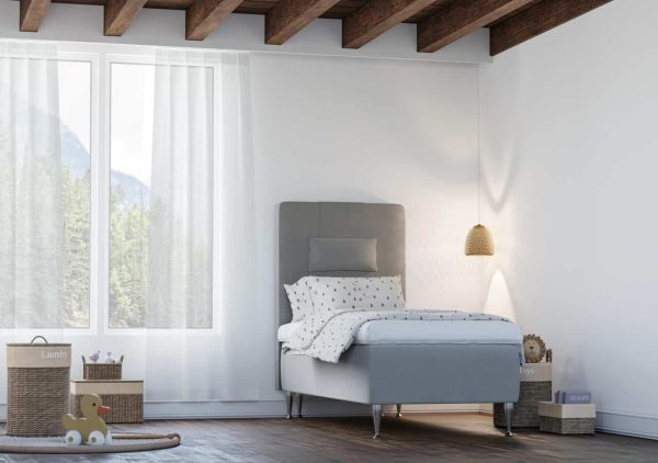 Läggdags i stilrent sovrum med säng från Sängfabriken, stort fönster och naturutsikt.