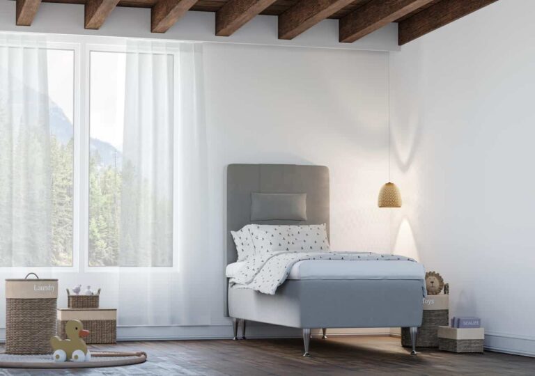 Läggdags i stilrent sovrum med säng från Sängfabriken, stort fönster och naturutsikt.