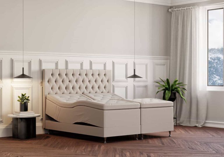 Ljust lyxigt sängset i modern design med bekväm stoppning och eleganta detaljer.