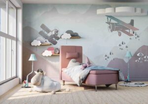 Ljust barnrum med rosa säng, moln- och flygplansväggdekor, mysiga lampor och barnvänliga dekorationer.