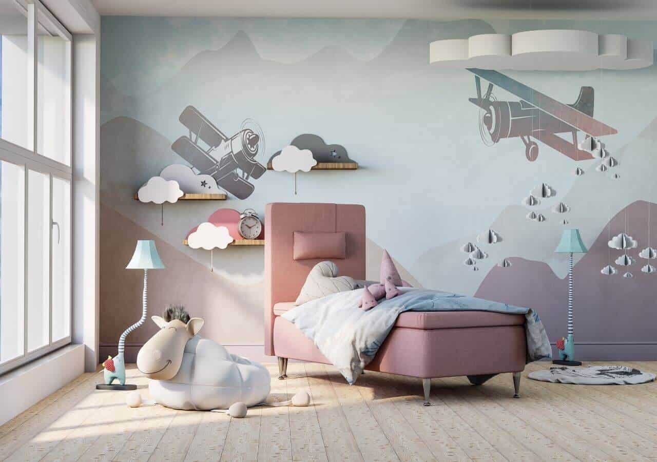 Ljust barnrum med rosa säng, moln- och flygplansväggdekor, mysiga lampor och barnvänliga dekorationer.