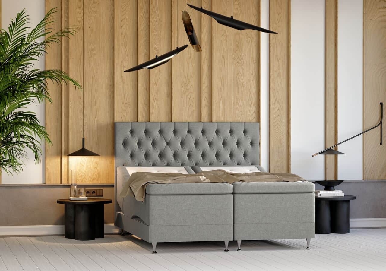 Elegant säng i modern sovrumsdesign med anodiserad väggpanelen, nattduksbord och stilfull belysning.