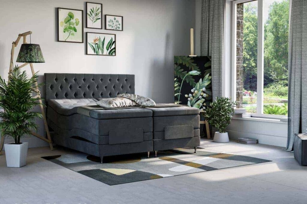 1. Mörkgrå säng med tuftad huvudgavel i modern sovrumsdesign.