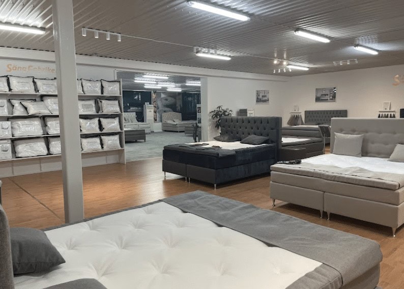 Sängar och sovrumsmöbler av hög kvalitet i showroom.