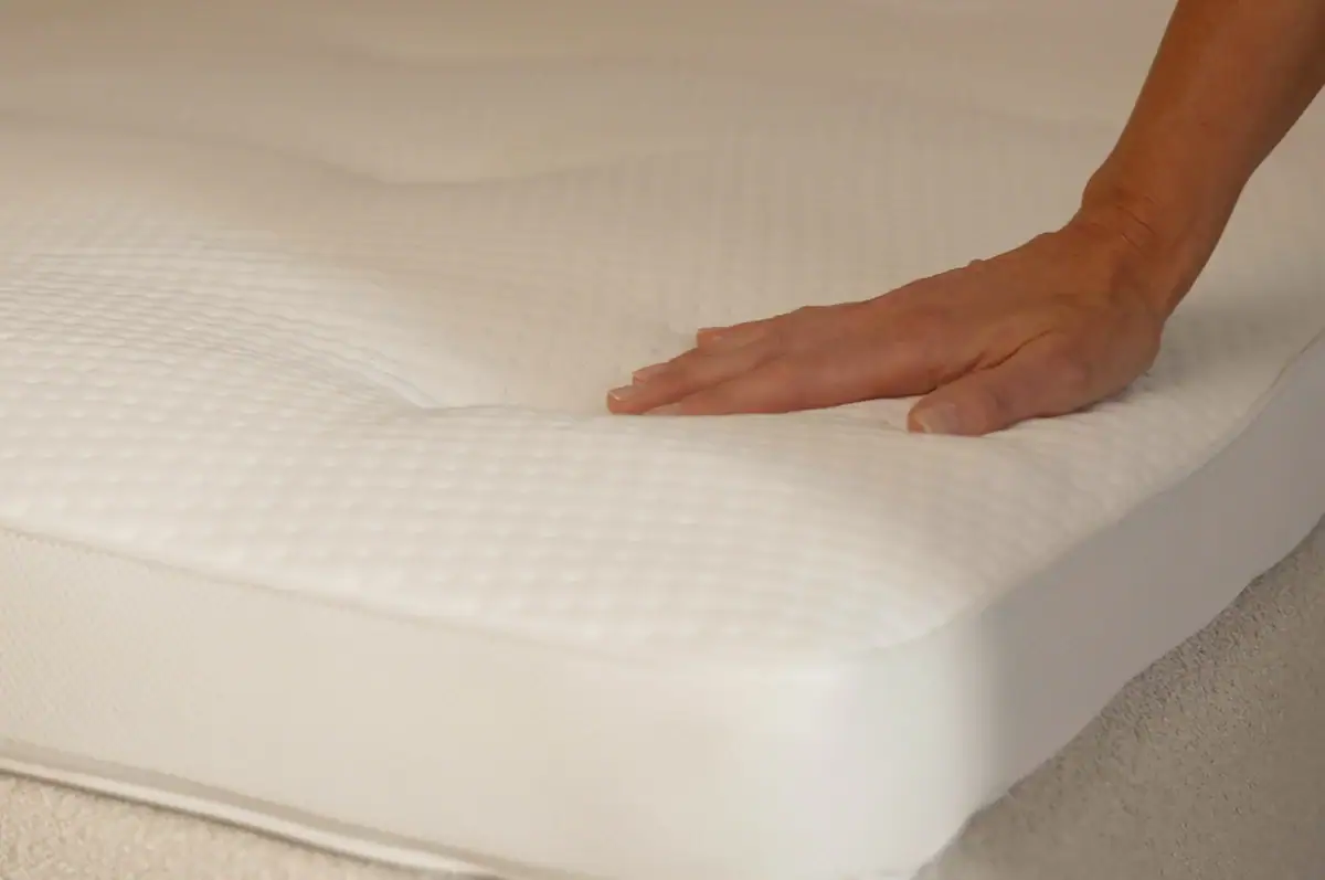 Madrasskydd av högkvalitativt textured material, allergivänlig och andningsbar.